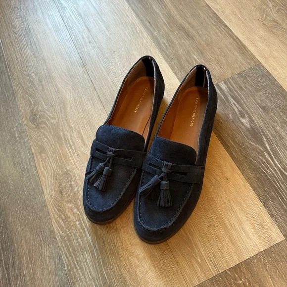 Like New! Tommy Hilfiger suede loafer - Picture 11 of 11